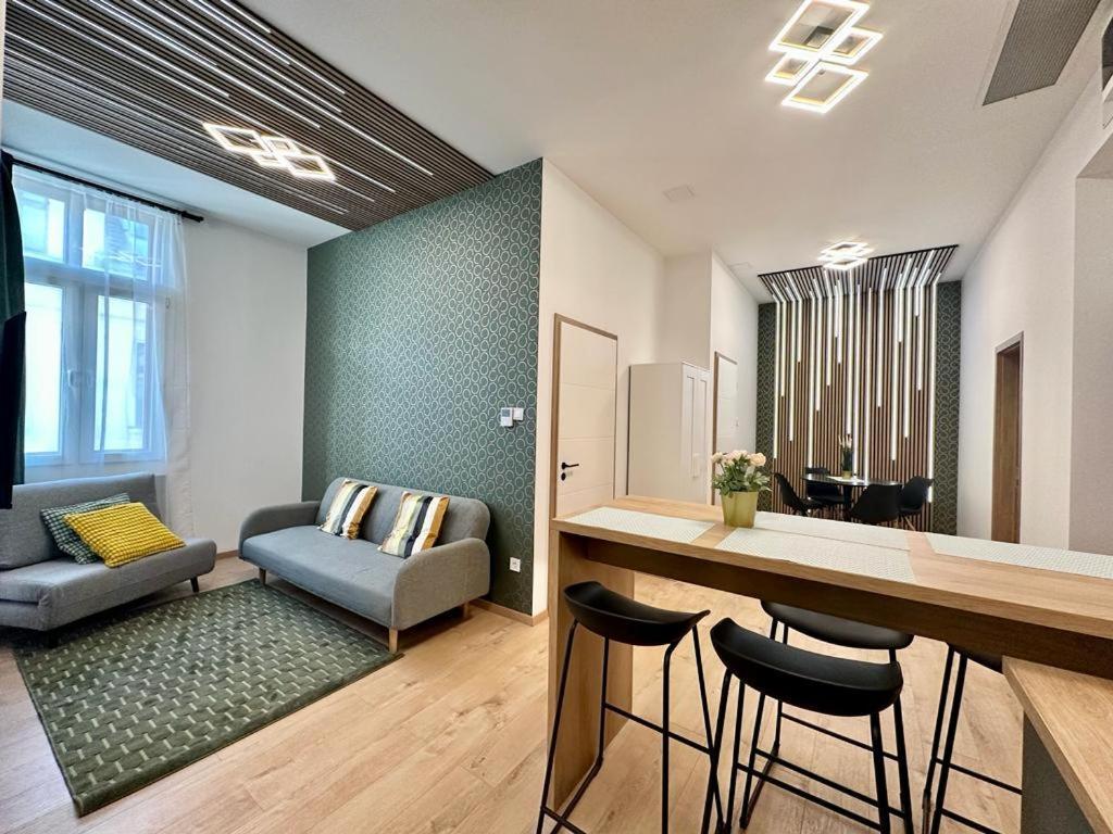 Apartment At Gozsdu Courtyard #Partyzone #Downtown #Freeparking Budapeste Exterior foto