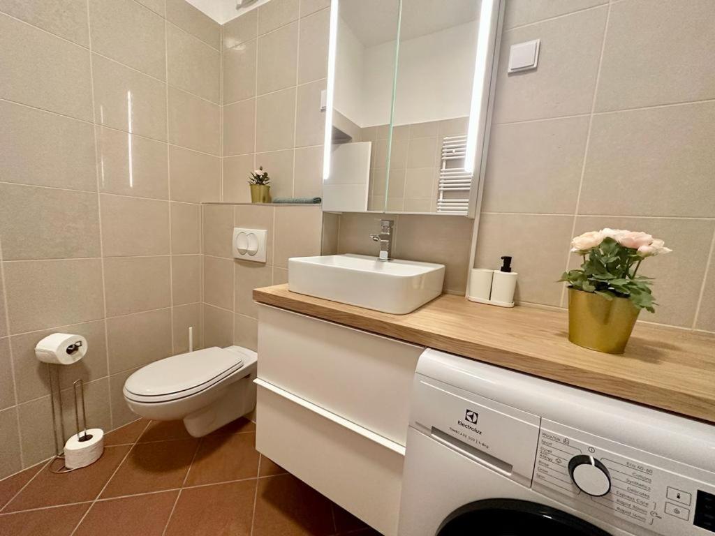 Apartment At Gozsdu Courtyard #Partyzone #Downtown #Freeparking Budapeste Exterior foto